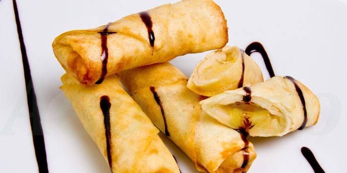 Rollitos de primavera con relleno de frutas y salsa de chocolate