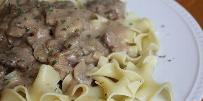 Pasta mit Schweineleber-Stroganoff in Sauerrahmsauce