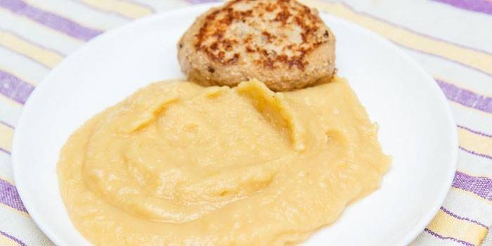 Preparado puré de guisantes con chuleta en un plato
