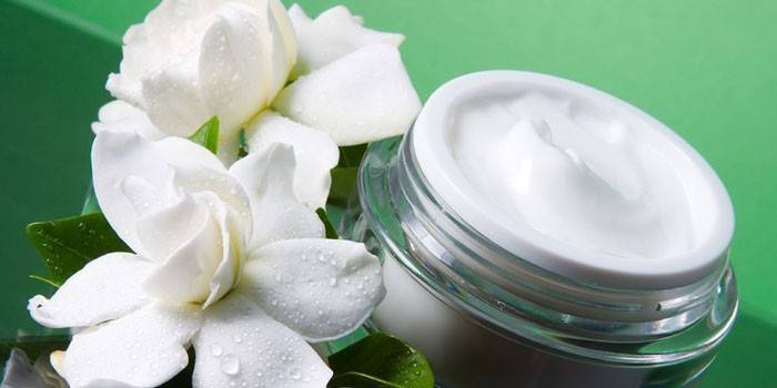 Crème et fleurs