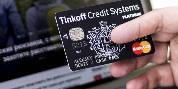 Tinkoff cartão na mão