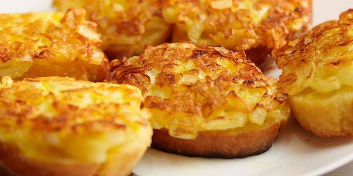 Bánh sandwich sẵn sàng với hành tây và trứng