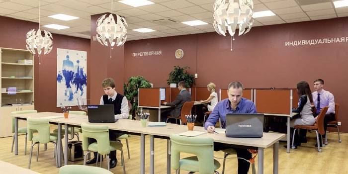 الناس يعملون في مركز coworking.