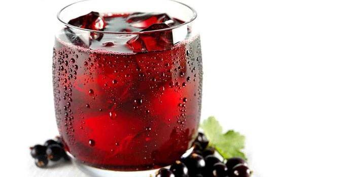 Vetro con tintura di ribes e ghiaccio