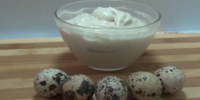 Bol d'oeufs de caille maison avec sauce
