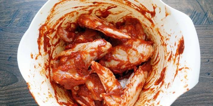 Baharatlı turşusunda tavuk kanadı