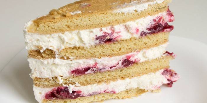 Sorte kake med kirsebær og rømme