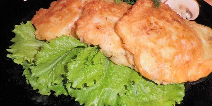 Trois côtelettes de filet de poulet sur une assiette avec de la laitue