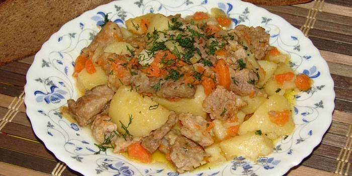 Turquia com batatas e cenouras