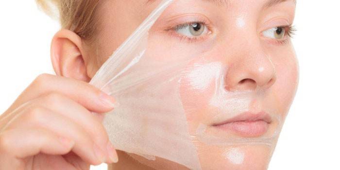 Masque de film sur le visage de la fille