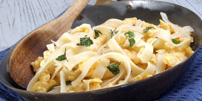 Fettuccini ar olu un sieru pannā