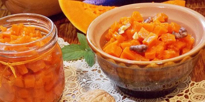 Kürbis- und Apfelmarmelade in einem Glas und in einer Platte