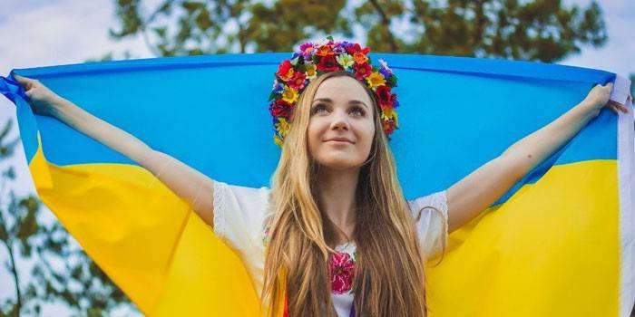 Fille avec le drapeau ukrainien