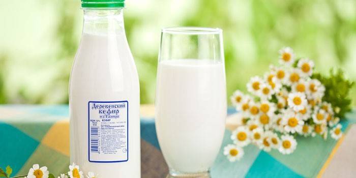 Bir şişe ve bir bardak kefir