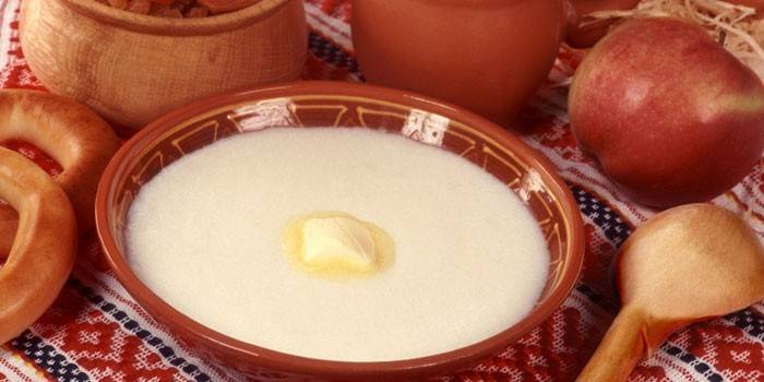 Gachas líquidas de sémola en un plato