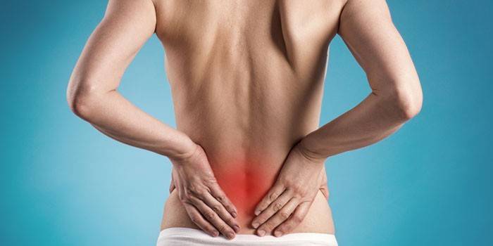 Người phụ nữ giữ hai tay trên lưng dưới