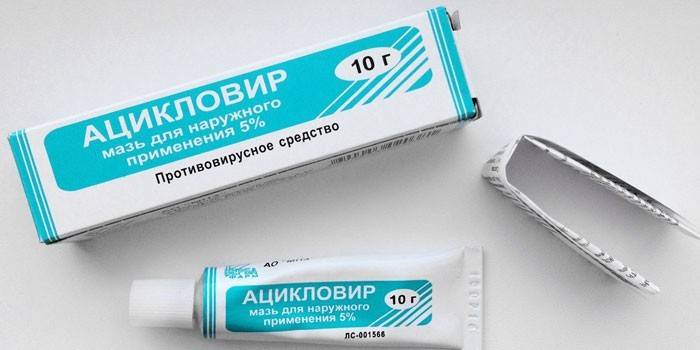 Onguent d'acyclovir dans l'emballage
