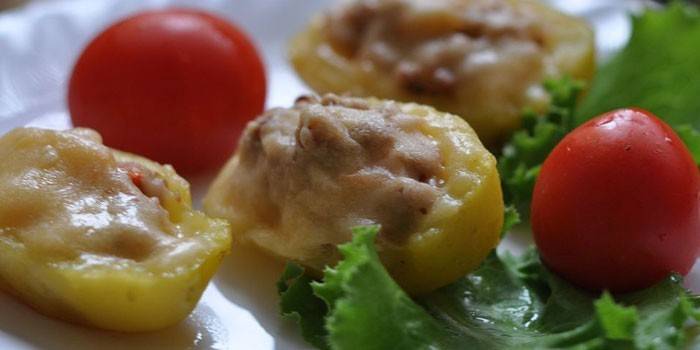 Bateaux de pommes de terre farcis à la viande et au fromage