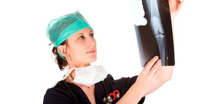 Doctora mira la foto