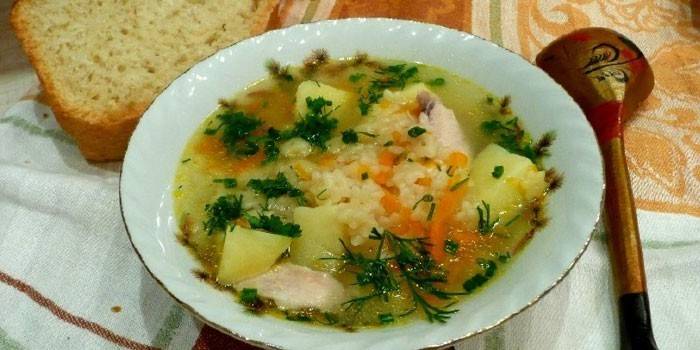 Bir tabakta pilav ile tavşan et çorbası