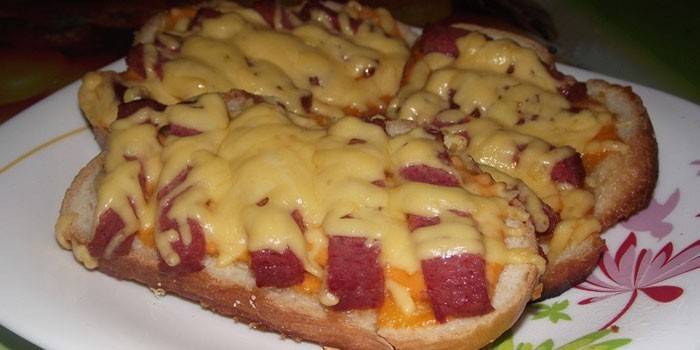 Entrepans al forn amb embotit i formatge