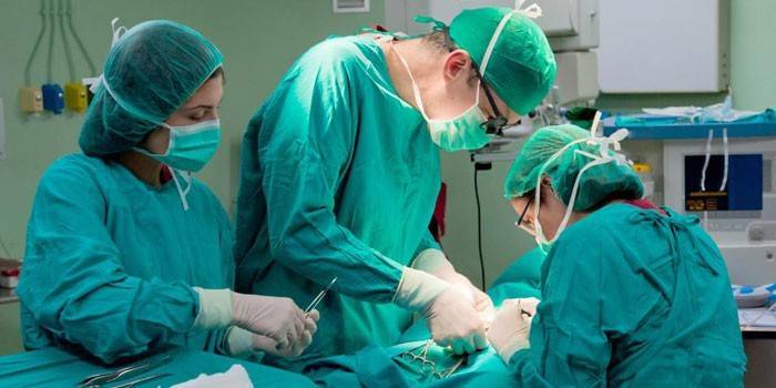 Medicii efectuează o operație