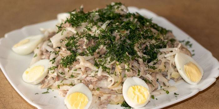 Gatavie salāti no vārītas gaļas un daikon