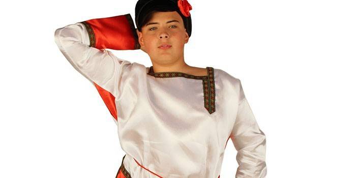 Le mec en costume national russe