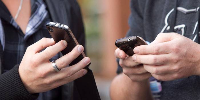 Fille et gars avec des téléphones