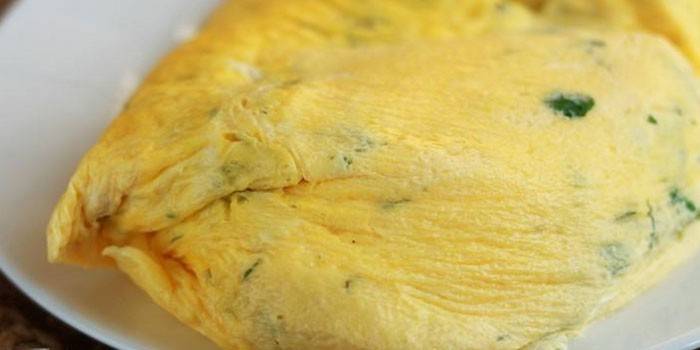 Gotowy omlet na talerzu