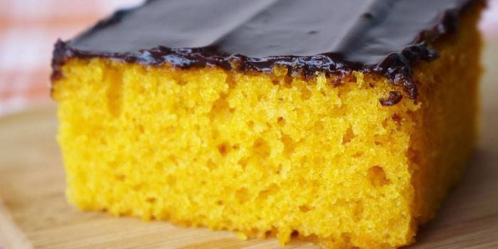 Szelet sárgarépatorta csokoládé tükörmázzal