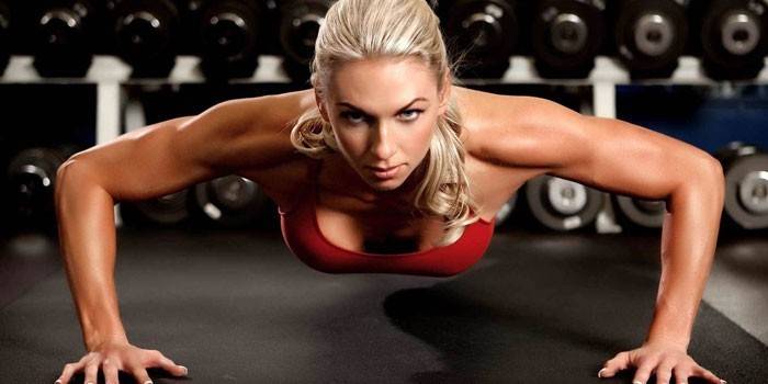 Meitene push ups sporta zālē