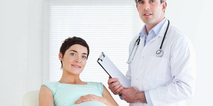 Schwangeres Mädchen und Doktor