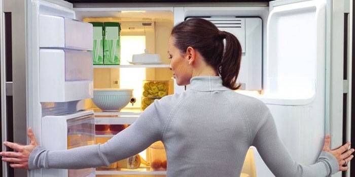 Ragazza davanti al frigo
