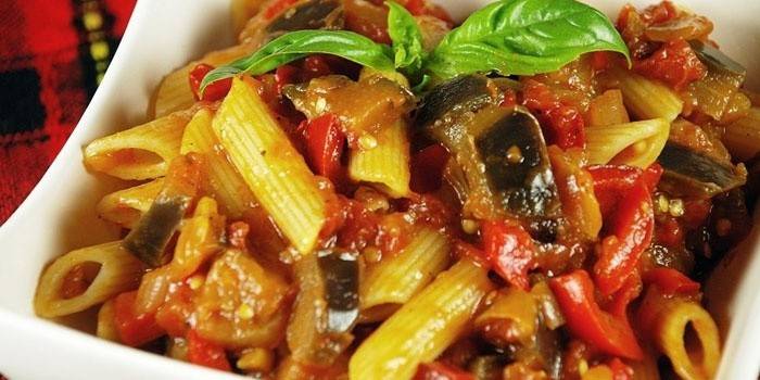 Assiette de pâtes avec sauce aux légumes