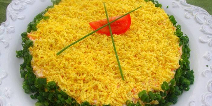 Mimosa salatdekorasjon med grønn løk