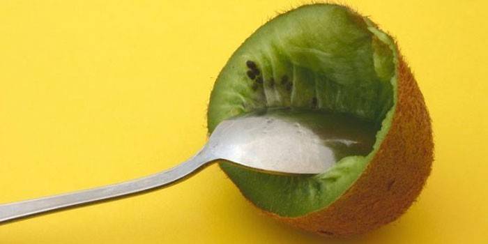 Kiwi and a teaspoon