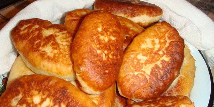 Paistetut piirakat maksatäytteellä