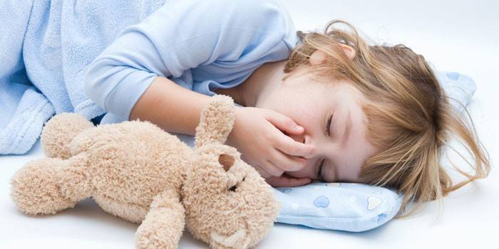Niña durmiendo con un oso