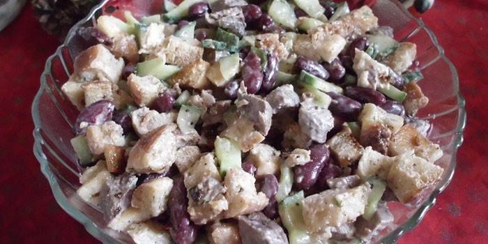 Ensalada de frijoles listos en una ensaladera