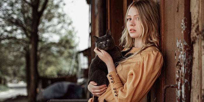 Fille avec un chat