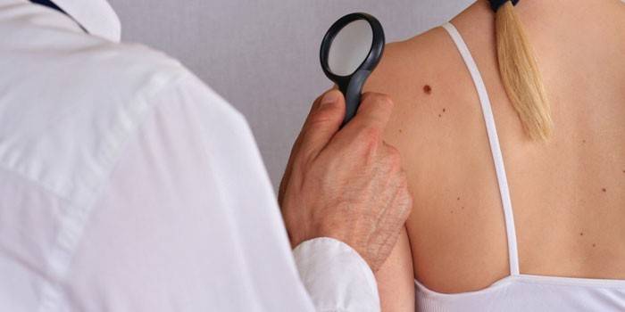 Le docteur examine le patient