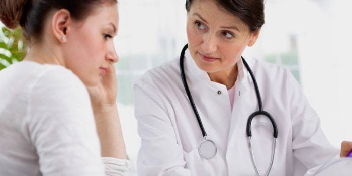 Chica en la cita del doctor