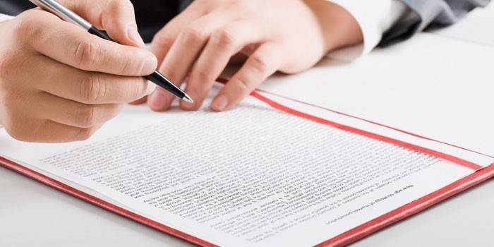 Um homem está estudando um contrato