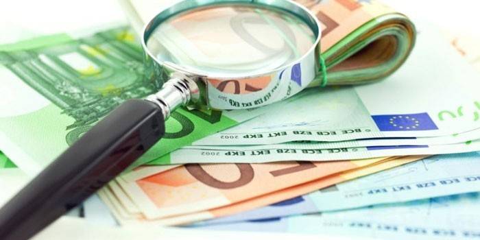 Banknotai ir didinamasis stiklas