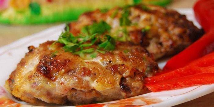 Carne picada grelhado zrazy em uma placa