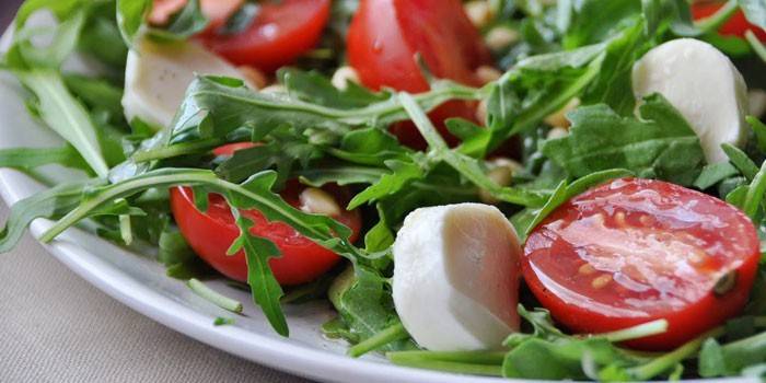 Mozzarella salāti ar tomātiem un Rucolla