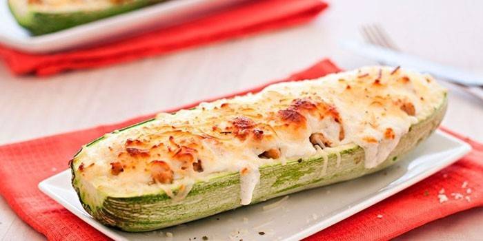Zucchini umplut cu ciuperci și pui