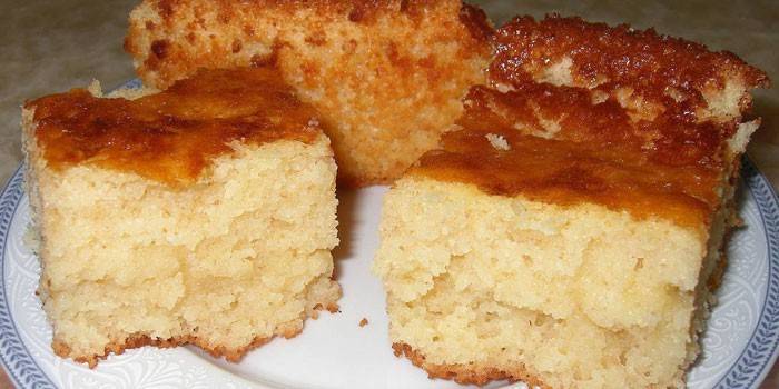 Pedaços de torta de semolina de queijo cottage