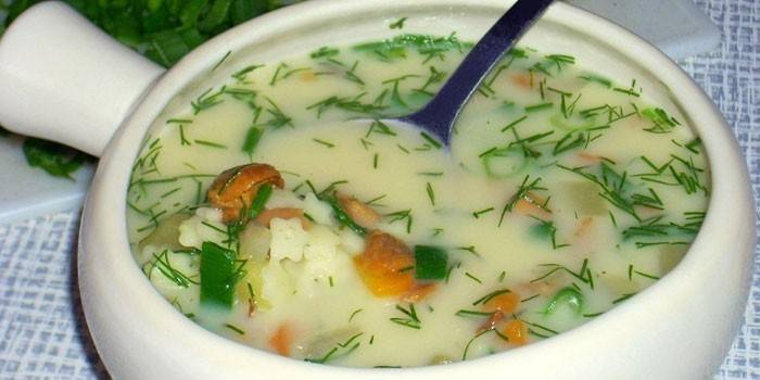 Cream cheese soup with honey mushrooms